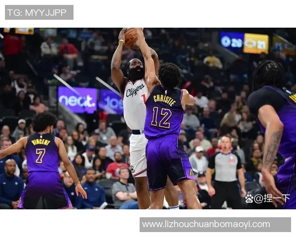 NBA快船与爵士激战正酣比分胶着精彩瞬间回顾与分析